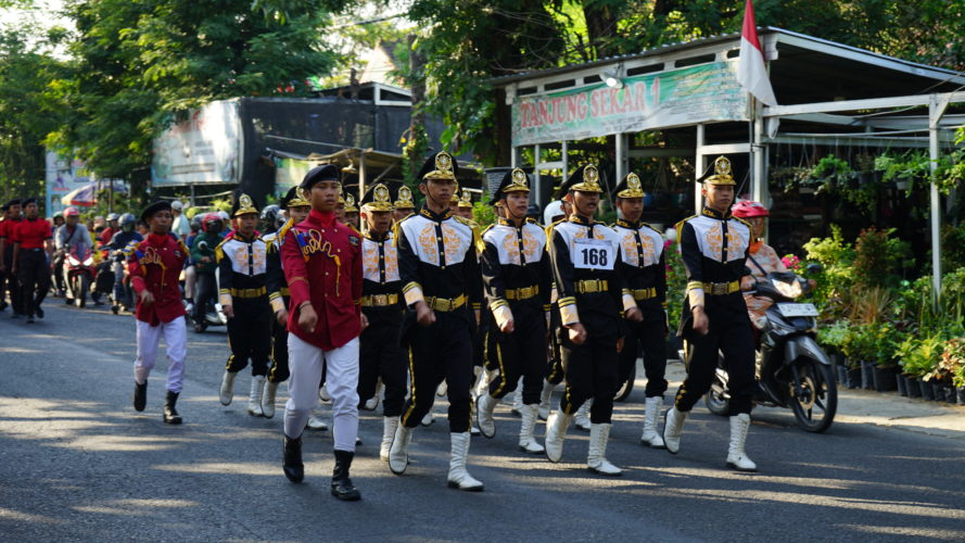 SISWA – SISWI SMK NEGERI 2 LAMONGAN  MENGIKUTI LOMBA GERAK JALAN PELAJAR  TAHUN 2024