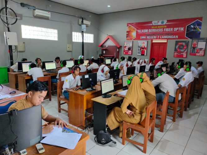 Implementasi Sertifikasi Internasional Kemampuan Bahasa Inggris TOEIC 2024  di SMK Negeri 2 Lamongan Dukungan Direktorat SMK untuk Meningkatkan Daya Saing Lulusan Vokasi